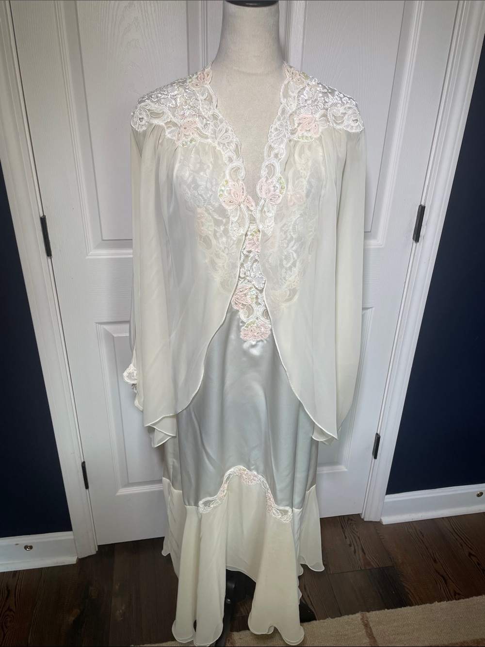 Vtg Victoriaโs Secret Gold Label Ivory Satin Lace Nightgown Peignoir Robe Set M